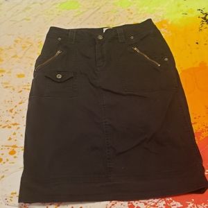 Fashion Bug Skirt. Size 6.  Cotton and Spandex. Slit in back. Pockets, zippers